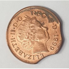 GREAT BRITAIN UK 1999 . ONE 1 PENNY . ERROR . DOUBLE CLIPPED PLANCHET